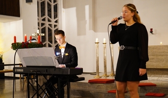 Jana Fediv mit ihrem Bruder Marko beim Gesang der von ihrer gedichteten und komponierten Ballade „Herbst in Lemberg“